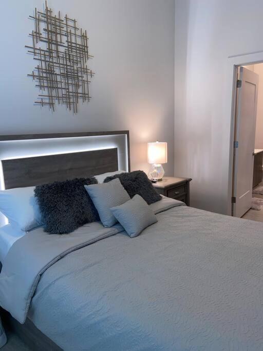 Comfy Midtown 1 Bdr W/ View And Balcony. Appartement *